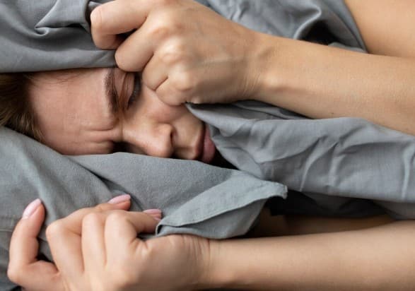 Sleep problem: Anger and stress spoil sleep. Due to lack of sleep, the heart does not get relief and heart diseases can increase.