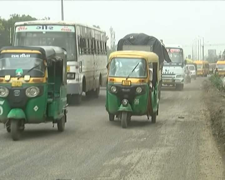 દરરોજ સવાર અને સાંજ વાહનોની લાંબી લાંબી કતારો લાગી જાય છે. રાજકોટ ગોંડલ સુધીમાં ભરૂડી ટોલટેક્સ અને ગોંડલથી જેતપુર સુધીમાં પીઠડીયા ટોલટેક્સ ઉઘરાવવામાં આવે છે.