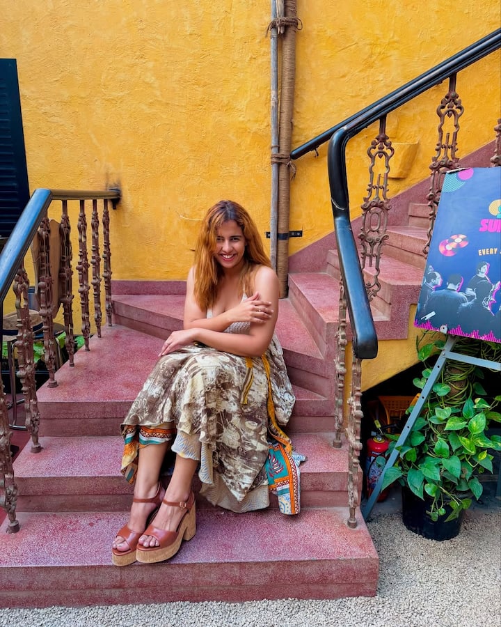 प्रिंटेड ड्रेस को एक्ट्रेस ने प्लेटफॉर्म सैंडल के साथ पेयर किया है. इसमें वो सिंपल और प्यारी लग रही हैं.