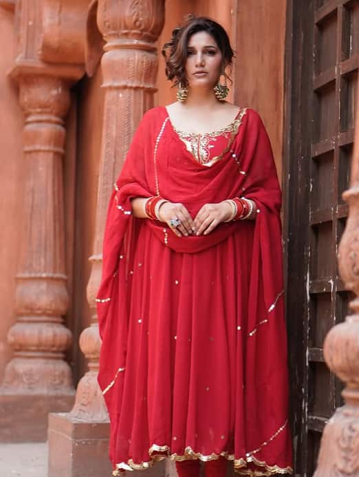 Sapna Chaudhary looks quite spectacular in this red suit. Their folds from above and earrings in their ears are adding beauty to their beauty.