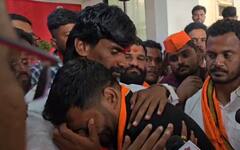 Manoj Jarange Patil : जरांगेंना पाहताच मिठी मारली, मृत्यू पावलेल्या आंदोलकाचा भाऊ हमसून हमसून रडला; पाहा PHOTOS