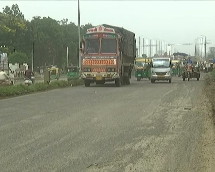 નેશનલ હાઇવે ઓથોરિટી અને કોન્ટ્રાક્ટરોની બેદરકારીને કારણે હજારો વાહન ચાલકો પરેશાન થઈ રહ્યા છે. એક તરફ બરોબર ડાઈવર્ઝન કાઢવામાં આવ્યા નથી તો બીજી તરફ ખાડાઓને કારણે વાહનચાલકો મુશ્કેલીમાં મૂકાયા છે.