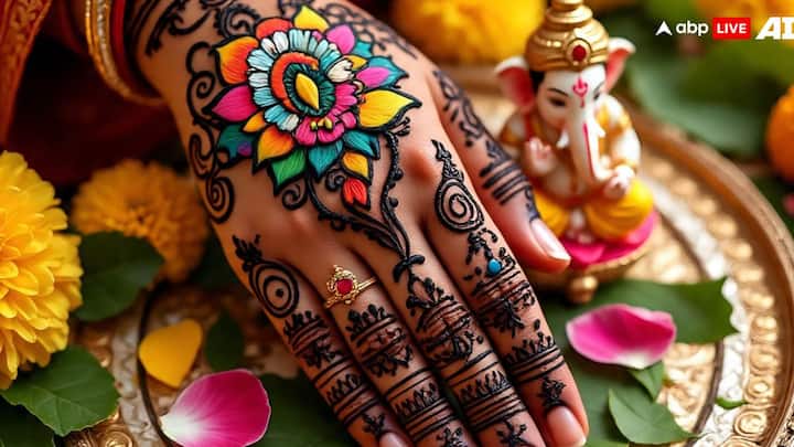 यह डिजाइन बेहद नाजुक और डिटेल्ड पैटर्न से सजा है. इसमें फूलों और पत्तियों की कढ़ाई जैसे मोटिफ्स बने हैं जो हाथों की खूबसूरती को बढ़ाते हैं.