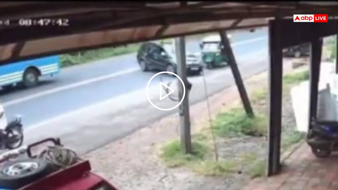 Dangerous result of carelessness on the road accident happened during overtaking watch viral video Video: हाई स्पीड और रॉन्ग साइड से ओवरटेक, सवारी भरे ऑटो को कार ने मारी टक्कर, वीडियो वायरल