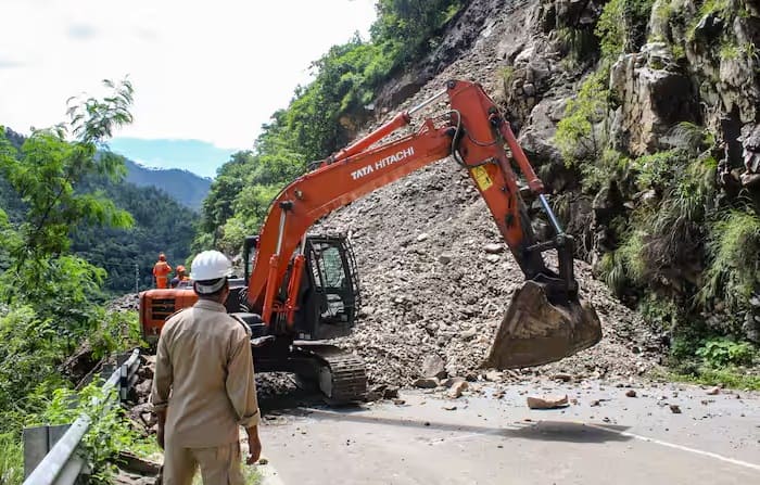 उत्तराखंड में कुदरत का कहर थमने का नाम नहीं ले रहा है। गंगोत्री राष्ट्रीय राजमार्ग पर एक बार फिर भूस्खलन से सड़क का 200 मीटर लंबा हिस्सा बुरी तरह क्षतिग्रस्त हो गया है। सैकड़ों तीर्थयात्री जगह-जगह फंसे हुए हैं।