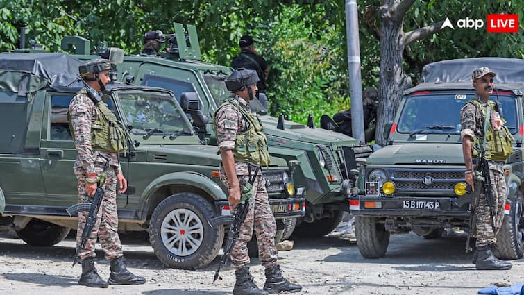 <div>5 Army Personnel Injured As Vehicle Overturns In J&K's Poonch</div>