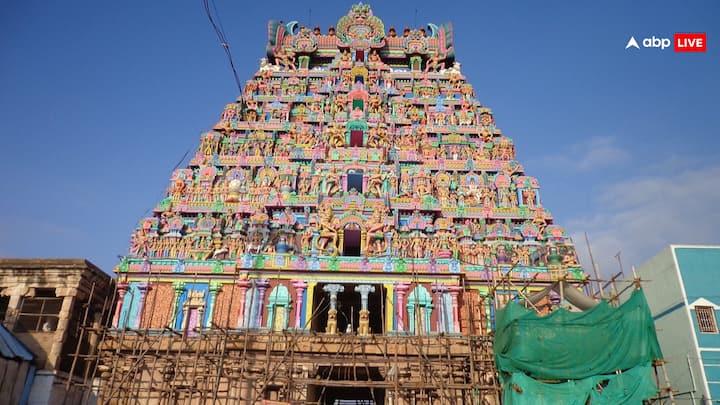 तिरुवनैकवल स्थित जम्बूकेश्वर मंदिर जहां का शिवलिंग आंशिक रूप से एक भूमिगत जलधारा से बहते पानी में डूबा हुआ है. यहां तक कि भीषण गर्मी में भी, गर्भगृह का पानी सूखता नहीं है. माना जाता है कि देवी पार्वती ने यहां पानी से बनी साड़ी पहनकर तपस्या की थी.