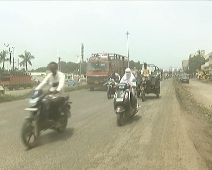 સપ્ટેમ્બર 2025 સુધીમાં કામ પૂર્ણ કરવાનું હતું પરંતુ હજુ ચાર બ્રિજ બન્યા છે. રાજકોટ જેતપુર વચ્ચે 15 બ્રિજનું કામ ચાલુ જ્યારે 11 બ્રિજનું કામ હજુ શરૂ જ નથી થયું. હજી આગામી 1 વર્ષ સુધીમાં કામ પૂર્ણ થવાની કોઈ શક્યતા નહીં.