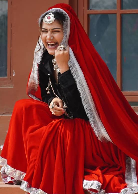 इस ट्रेडिशनल हरियाणी ड्रेस में सपना चौधरी काफी खूबसूत लग रही हैं. उनके चेहरे से नूर टपक रहा है.