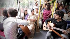 कॉलेज, दोस्ती और गिटार..., दिल्ली की U- स्पेशल बस में अलग अंदाज में दिखीं CM रेखा गुप्ता