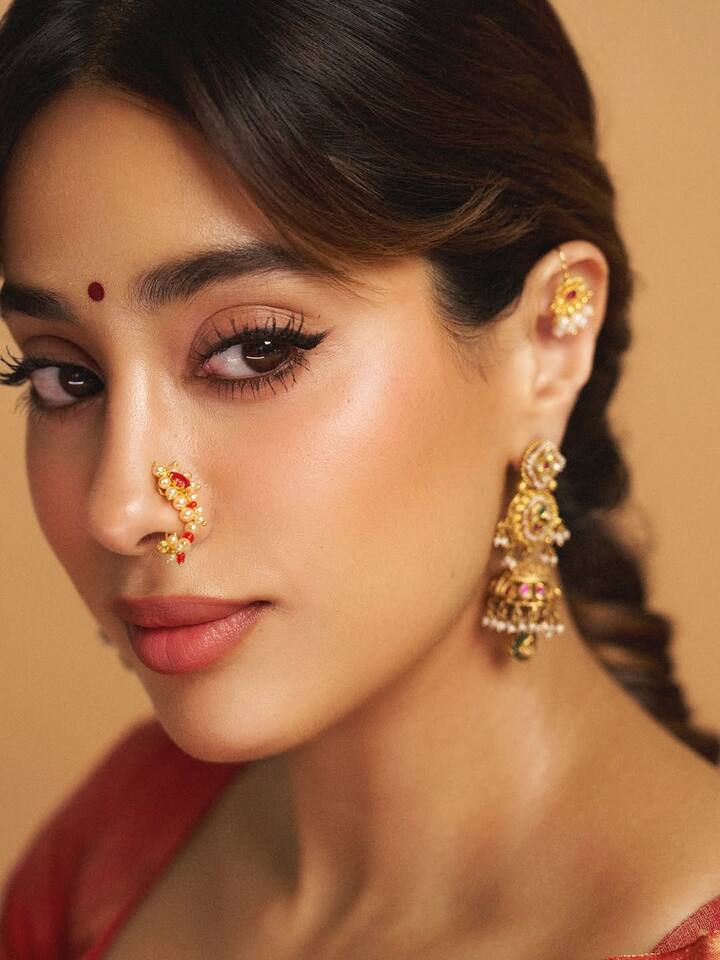 Adding to the authenticity, she wore a Marathi laung (nose pin), which instantly elevated her look and made her appear every bit the desi goddess.