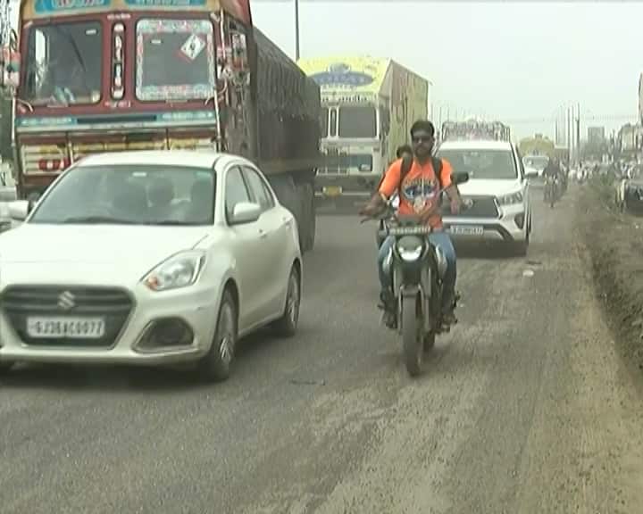 આગામી સપ્ટેમ્બર 2026 સુધી કામ ચાલે તેવી શક્યતાઓ છે. રાજકોટથી જેતપુર વચ્ચે દરરોજ કલાકો સુધી ટ્રાફિકજામના દ્રશ્યો સામે આવતા હોય છે.