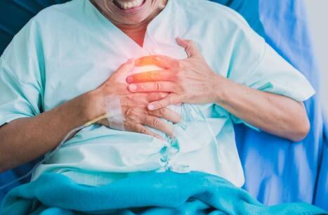 हार्ट अटैक का खतरा: लगातार गुस्सा करने वाले लोगों में हार्ट अटैक का रिस्क ज्यादा होता है. गुस्से के कारण खून का प्रवाह असामान्य हो जाता है और धमनियां सिकुड़ने लगती हैं.