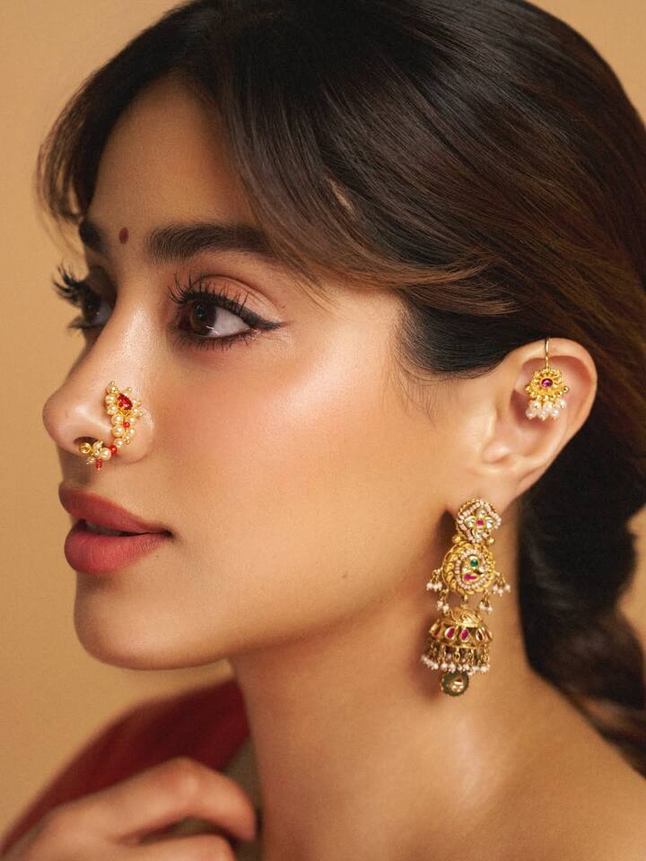 Janhvi’s beauty look perfectly matched her traditional ensemble. She opted for a classic winged eyeliner, a hint of blush, and a soft lip tint, keeping her makeup minimal yet impactful.