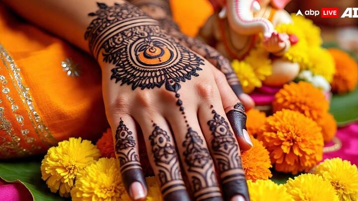 इस डिज़ाइन में रंगीन मेहंदी का इस्तेमाल किया गया है. फूलों की अलग अलग पंखुड़ियां और बीच में मंडला पैटर्न इसे यूनिक और क्रिएटिव लुक देते हैं.