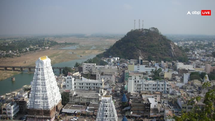 श्री कालहस्तीश्वर मंदिर शिवजी का रहस्यमयी और चमत्कारी मंदिरों में से एक है. श्रीकालहस्ती वायु शिवलिंग जहां गर्भगृह के अंदर हवा का प्रवाह न होने के बावजूद मंदिर के दीपक की लौ जलती रहती है. इस मंदिर में राहु-केतु दोष निवारण के लिए विशेष पूजा की जाती है.