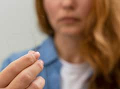 क्या आप बालों में धड़ल्ले से लगा रहे हैं काली मेहंदी? तो जान लीजिए पहले इसके नुकसान