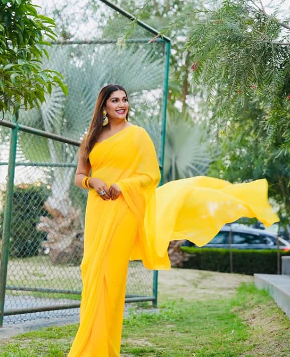 Sapna Chaudhary's beautiful in Yellow color saree is amazing. His smile is magical from above.