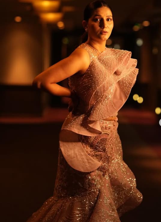 Sapna Chaudhary looks quite gorgeous in this bodycon gown. Any one gets caught on this picture of him.