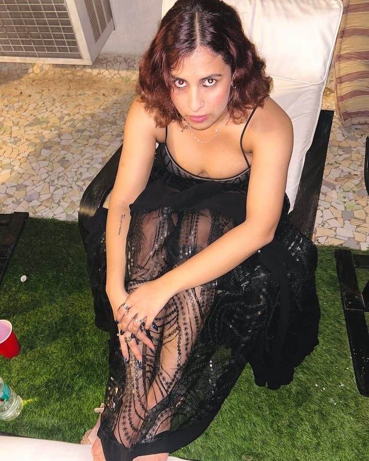 ब्लैक कलर की इस सेमी ट्रांसपेरेंट ड्रेस में रीति एक्ट्रेस वाइब्स दे रही हैं. सिंपल सी चेन और खुले बालों के साथ उन्होंने अपने लुक को पूरा किया है.