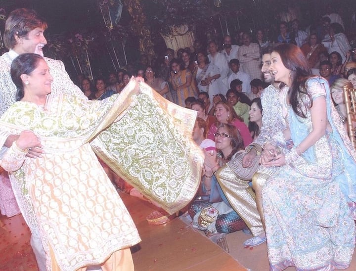 Amitabh Bachchan and Jaya Bachchan are seen doing couples dance during the music ceremony of Aishwarya and Abhishek.