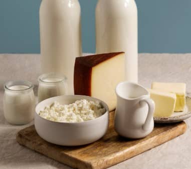 प्लास्टिक की पैकिंग वाली पनीर और दूध: बाजार से लाए गए पनीर या दूध अक्सर प्लास्टिक में पैक होते हैं. अगर इन्हें लंबे समय तक उसी पैकिंग में रखा जाए तो प्लास्टिक के केमिकल्स खाने में मिल सकते हैं.
