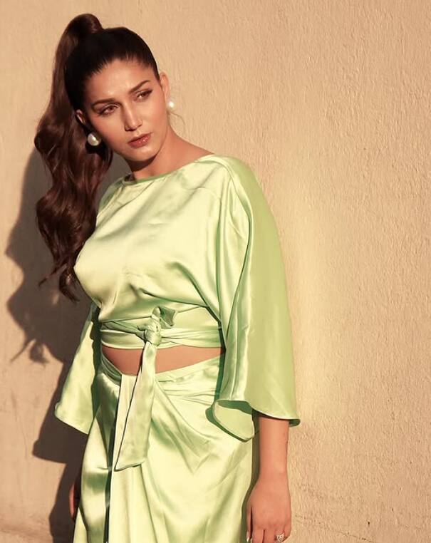 इस क्रॉप टॉप और स्कर्ट आउटफिट में हाई पोनी बनाए सपना कातिलाना लग रही हैं.