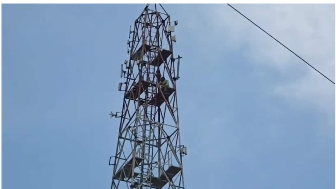 Chandauli man climbed a tower after his girlfriend refused to marry him ann ठुकरा कर मेरा प्यार, इंतकाम देखेगी! चंदौली में गर्लफ्रेंड ने शादी से किया इनकार तो टॉवर पर चढ़ा युवक
