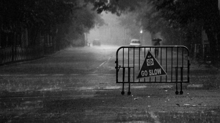 मौसम की भविष्यवाणी करने के लिए वैज्ञानिक कई तरह के उपकरणों, तकनीकों और डेटा का इस्तेमाल करते हैं. सबसे पहले, मौसम का डेटा इकट्ठा किया जाता है.