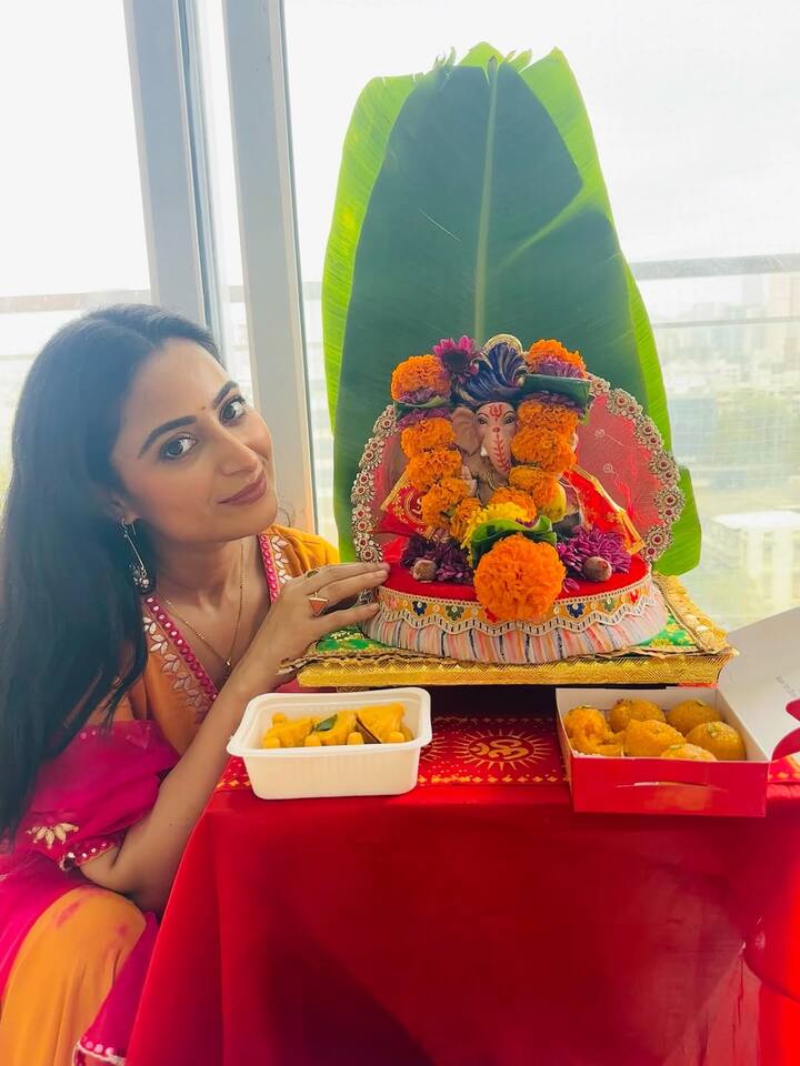 This is not the first time Aishwarya has shared photos without indigo. Neil was missing from Aishwarya's photos on the occasion of Rakshabandhan.