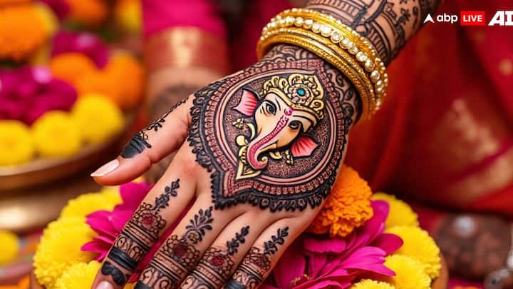 इस डिजाइन में हथेली पर मंडला स्टाइल की गोल आकृति बनाई गई है जो गणपति की चित्र को दर्शाती है. यह डिजिटल पैटर्न ट्रेडिशनल और मॉडर्न का बेस्ट कॉम्बिनेशन है.