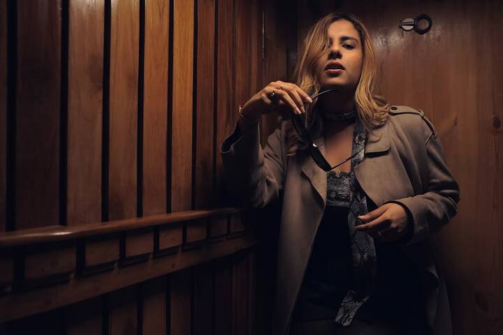 इस फोटो में रीति गजब ढा रही हैं. उनका आउटफिट और पोज, दोनों स्टनिंग लग रहे हैं.