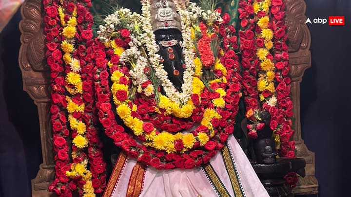 कर्नाटक बैंगलोर स्थित सिद्धिविनायक मंदिर जो 600 साल से भी ज्यादा पुराना है. ये मंदिर गणेश जी के एक शक्तिशाली मंदिर के रूप में पूजा जाता है. मंदिर में विराजमान बप्पा की मूर्ति की पूजा वरसिद्धि विनायक यानी वरदान देने वाले भगवान के रूप में की जाती है. इस मंदिर का सबसे बड़ा आकर्षण गणेश चतुर्थी समारोह है, जो हजारों भक्तों को अपनी ओर आकर्षित करता है.