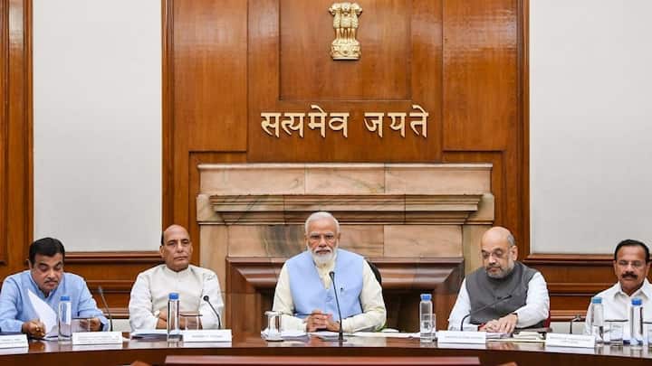 27 अगस्त 2025 को केंद्रीय मंत्रिमंडल ने इस योजना को पुनर्गठित करते हुए इसकी अवधि को 31 मार्च 2030 तक बढ़ा दिया. सरकार ने इस पर 7332 रुपये खर्च करने का फैसला लिया है. तो इसके साथ ही इसमें लोन की लिमिट भी बढ़ा दी गई है. ताकि छोटे विक्रेता ज्यादा पूंजी लेकर अपना काम और मजबूती से आगे बढ़ा सकें.