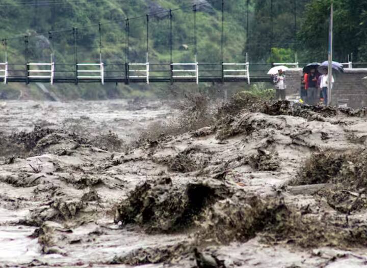 ਪਠਾਨਕੋਟ ਵਿੱਚ ਰਾਵੀ ਨਦੀ ਦਾ ਪਾਣੀ ਖ਼ਤਰੇ ਦੇ ਨਿਸ਼ਾਨ ਤੋਂ ਉੱਪਰ ਹੈ। ਮਾਧੋਪੁਰ ਹੈੱਡਵਰਕਸ 'ਤੇ ਪੁਲ ਨੂੰ ਨੁਕਸਾਨ ਪਹੁੰਚਿਆ ਅਤੇ 90 ਰੇਲਗੱਡੀਆਂ ਨੂੰ ਰੱਦ ਕਰਨਾ ਪਿਆ। ਗੁਰਦਾਸਪੁਰ ਵਿੱਚ 7 ਪਿੰਡਾਂ ਦਾ ਸੰਪਰਕ ਟੁੱਟ ਗਿਆ ਅਤੇ 400 ਲੋਕ ਫਸ ਗਏ। ਫਾਜ਼ਿਲਕਾ ਵਿੱਚ, 20 ਪਿੰਡ ਪ੍ਰਭਾਵਿਤ ਹੋਏ ਅਤੇ 6 ਰਾਹਤ ਕੈਂਪ ਸਥਾਪਤ ਕੀਤੇ ਗਏ।