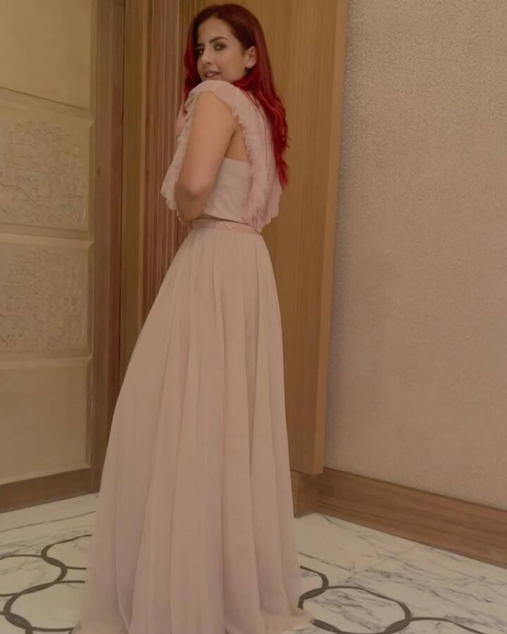 इस संपल से क्रॉप टॉप और लहंगे में भी मनोज तिवारी की बेटी बेहद हसीन दिख रही हैं. अपनी ड्रेस को उन्होंने मैचिंग केप के साथ पेयर किया है.