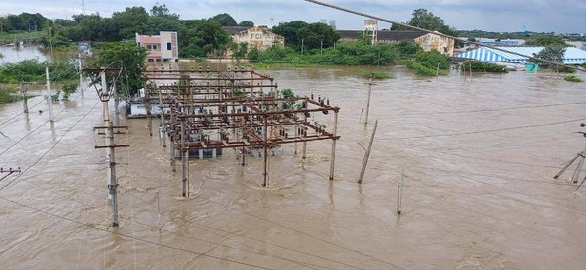 Telangana Flood Effect: తెలంగాణలో వరద దెబ్బకు నేలకూలిన 1357 విద్యుత్ స్తంభాలు, నదిలోకి దిగి మరీ పునరుద్దరణ పనులు