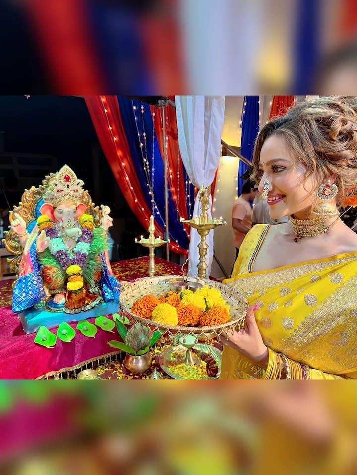 મદાલસા શર્માએ હાલમાં જ ઈંસ્ટાગ્રામ પર તેના કેટલાક ફોટો શેર કર્યા છે. જેમાં તે યલો સાડી પહેરીને બાપ્પાની ભક્તિ કરતી જોવા મળી રહી છે.