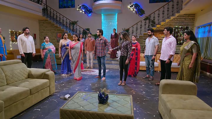 ఇంతలా అడుగుతున్నా ఆ బిడ్డకు తండ్రి ఎవరో చెప్పలేవా అని రాజ్ అంటే.. ఆ మనిషి ఎవరో తనకే తెలియదేమో.. పద్ధతిగా సంసారం చేసిన ఆడవాళ్లు తప్పుచేస్తే తప్పు ఒప్పుకుంటారు..ఇలాంటి బజారు మనుషులు అని యామిని మాటతూలేలోగా లాగిపెట్టి కొడుతుంది అపర్ణ