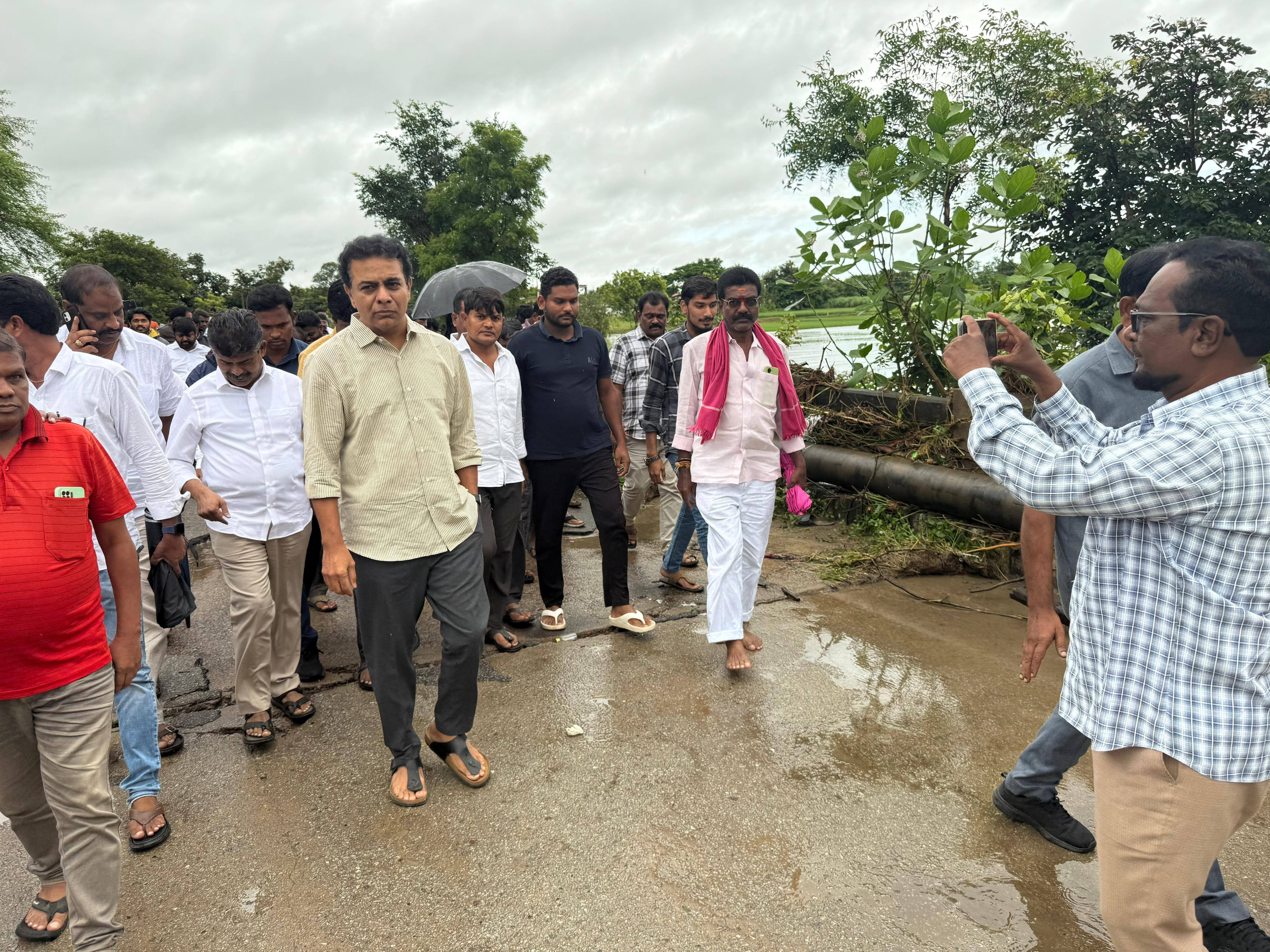 KTR Comments On Revanth Reddy: వరదలలో ప్రజల ప్రాణాలు పోతుంటే.. సీఎం రేవంత్ రెడ్డి నీరో చక్రవర్తిలా ఫిడేల్ వాయిస్తున్నారు : కేటీఆర్