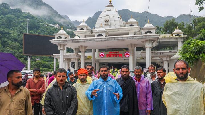 স্বজনহারা পুণ্যার্থী  বলেন, আমরা সবাই মাতারানির দর্শন করতে যাচ্ছিলাম। ইন্দ্রপ্রস্থের কাছে একবার বাজ পড়ার শব্দ হল, পাহাড়ে বিশাল ধস নামল। চারজনকে নিয়ে চলে গেল।