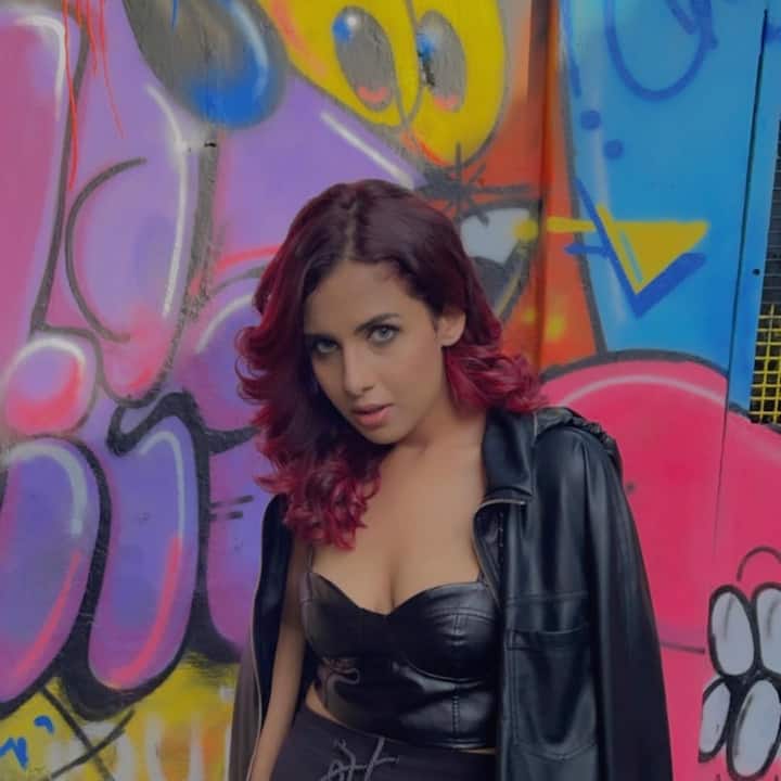 इस फोटो में रीति ब्लैक ऑफ शोल्डर टॉप के साथ लेदर जैकेट पहने दिखाई दे रही हैं. उनका ये लुक काफी स्टनिंग लग रहा है.