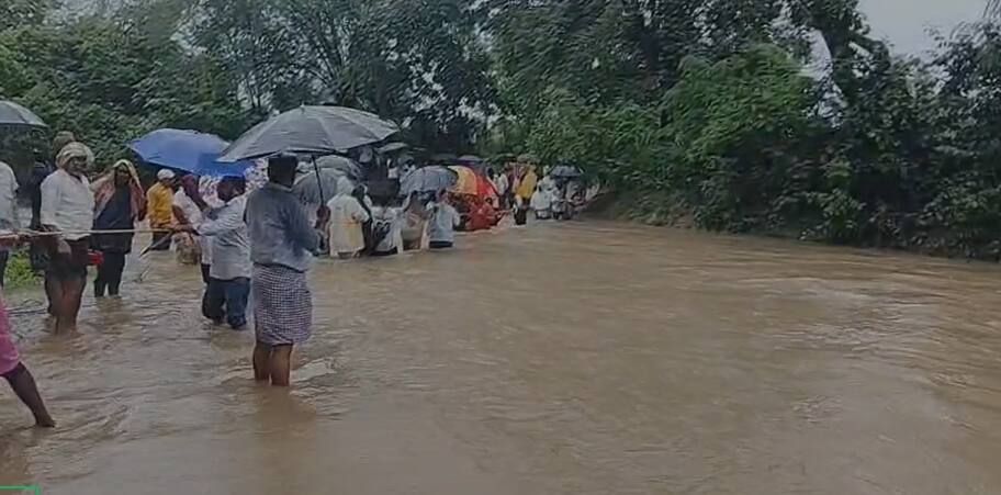 Viral News: అంత్యక్రియలకు అడ్డొచ్చిన వరద, తాడు సాయంతో ప్రాణాలకు తెగించి పూర్తి చేసిన ప్రజలు