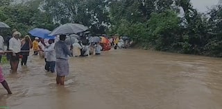 Viral News: అంత్యక్రియలకు అడ్డొచ్చిన వరద, తాడు సాయంతో ప్రాణాలకు తెగించి పూర్తి చేసిన ప్రజలు