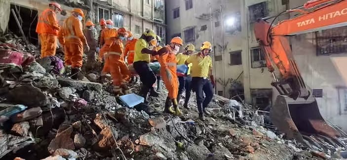 महाराष्ट्र के पालघर ज़िले के विरार में एक अवैध इमारत का एक हिस्सा गिरने से 12 लोगों की मौत हो गई। इस हादसे में छह अन्य गंभीर रूप से घायल हो गए। दमकल और एनडीआरएफ की टीमों ने घटनास्थल पर बचाव अभियान चलाया और घायलों को अस्पताल में भर्ती कराया।