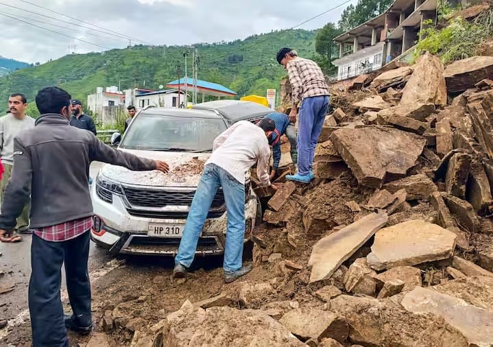 हिमाचल प्रदेश में भारी तबाही मची हुई है। राजधानी शिमला में मंगलवार को भारी बारिश और भूस्खलन के कारण एक वाहन कीचड़ में फंस गया।