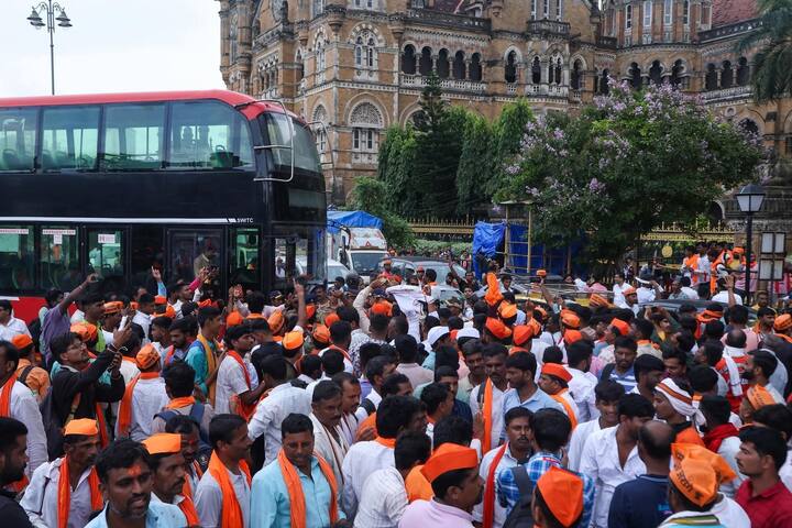 छत्रपती शिवाजी महाराज टर्मिनस पासून ते आझाद मैदान ते पार मुंबईच्या वेशीपर्यंत मराठ्यांची गर्दी दिसून येत आहे.