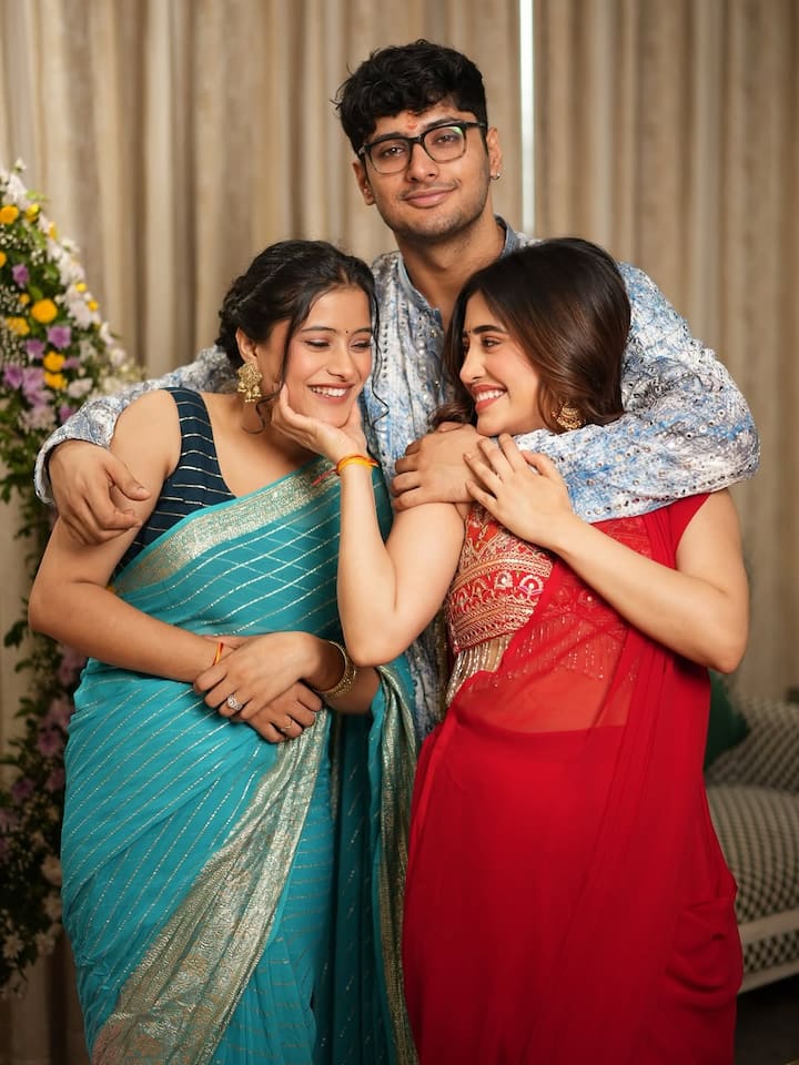 इस खास मौके पर शिवांगी जोशी अपनी छोटी बहन और भाई के संग खूब मस्ती करती हुई नजर आईं.