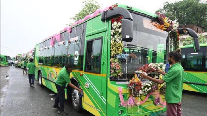 जरूरत पड़ने पर रूट और टाइम में बदलाव भी किया जाएगा ताकि छात्रों को किसी भी स्थिति में परेशानी न हो. लेकिन सबसे अहम बात यह है कि अब इन बसों में सफर करने के लिए सिर्फ आईडी कार्ड काफी नहीं होगा. इसमें एंट्री के लिए पास बनवाना अनिवार्य किया गया है.