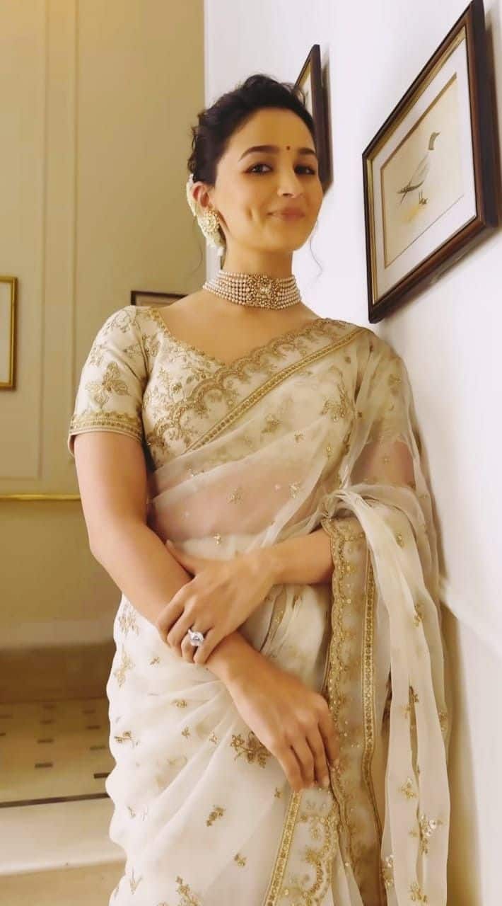 Here too Alia Bhatt is wearing a pearl bran with her off -white sari. With this, his look looks quite royal. Now you can make your look extraordinary with a simple pearl bran by not worrying about jewelery with your designer sarees.